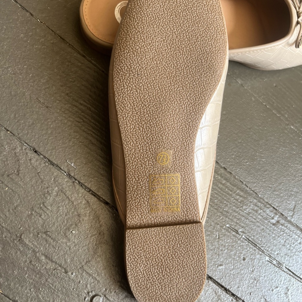 Journee Collection square toe flat/mule tan shoes zero 7.5 - Picture 4 of 6